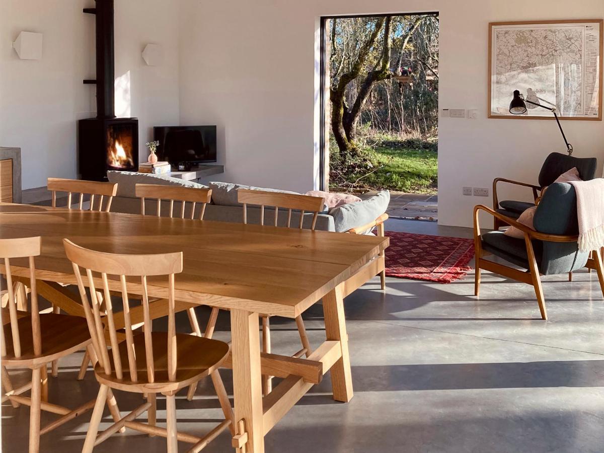 High Cogges Farm Holiday Cottages - The Cart Shed Уитни Екстериор снимка